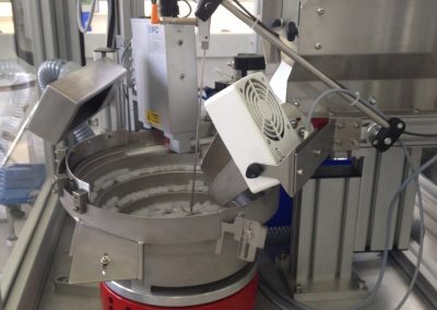 Automatic machine for implantation cannulas assembling